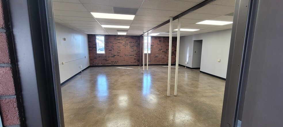 More Photos Of 1904 E Spruce St, Olathe Warehouse For Lease