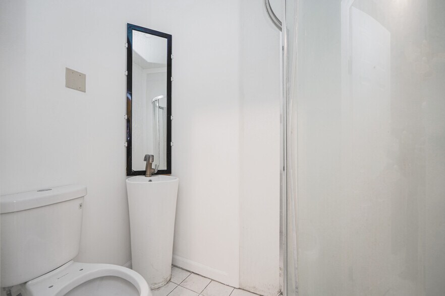More Photos Of 419 Jersey St, Staten Island Storefront For Sale
