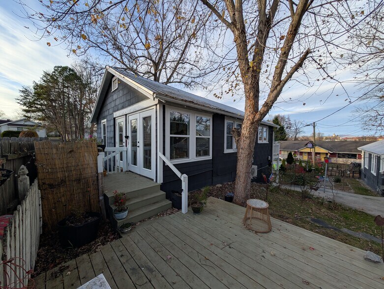 More Photos Of 302 Davis St, Hendersonville Land For Sale