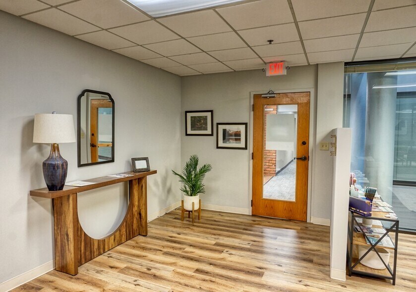 More Photos Of 9755 Dogwood Rd, Roswell Office For Lease