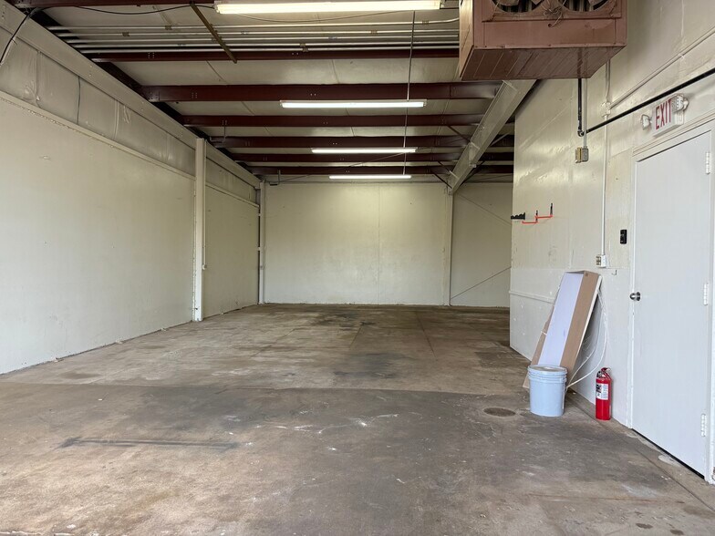 More Photos Of 413 N Walnut Ave, Broken Arrow Warehouse For Lease