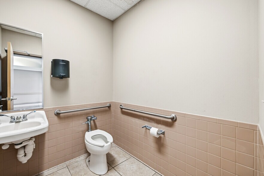 More Photos Of 1200 E Savannah Ave, McAllen Medical For Lease