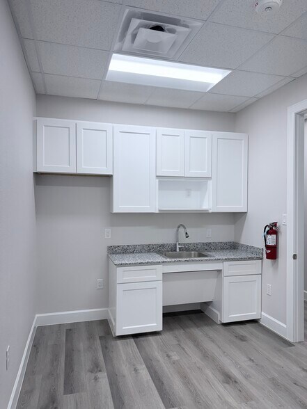 More Photos Of 18707 Mueschke Rd, Cypress Office For Sale