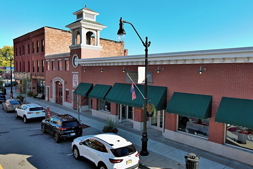 More Photos Of 10 W Main St, Lancaster Flex For Lease