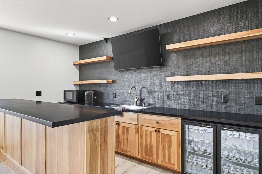 More Photos Of 663 Valerie Ave, Hudson Specialty For Sale