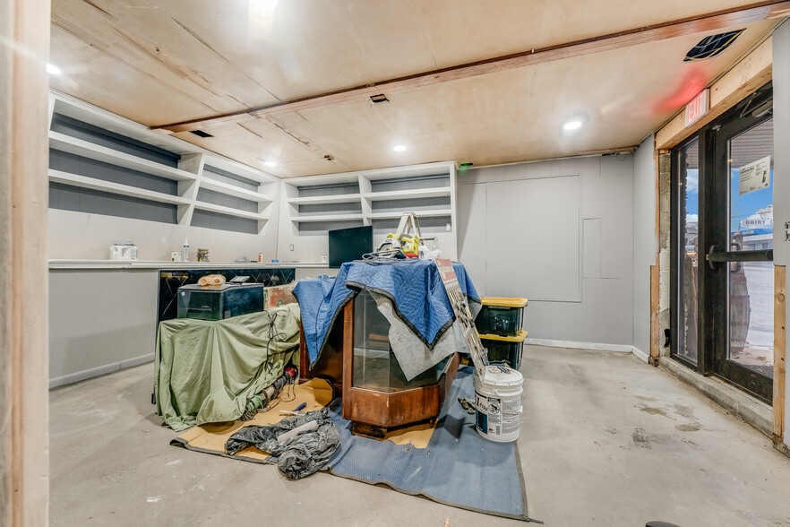 More Photos Of 812 N Pike St, Grafton Auto Dealership For Lease