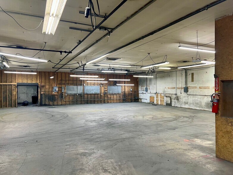 More Photos Of 1021 N Indiana Ave, Syracuse Flex For Sale