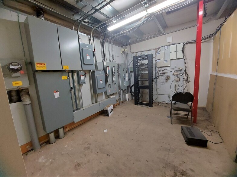 More Photos Of 342 Laura Ave, Red Deer County Auto Repair For Sale
