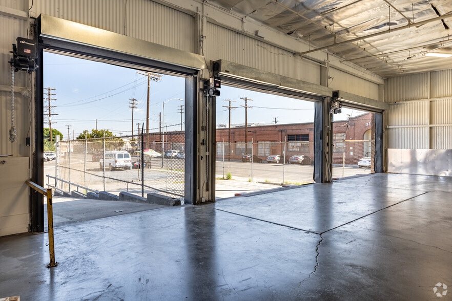 More Photos Of 3040 E 12th St, Los Angeles Warehouse For Lease