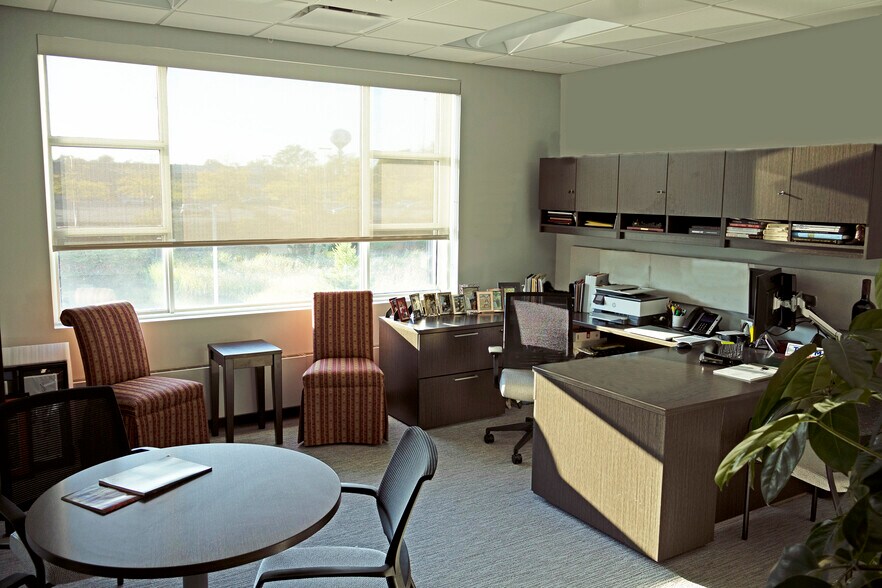 More Photos Of 1400 W 16th St, Oak Brook Office For Lease