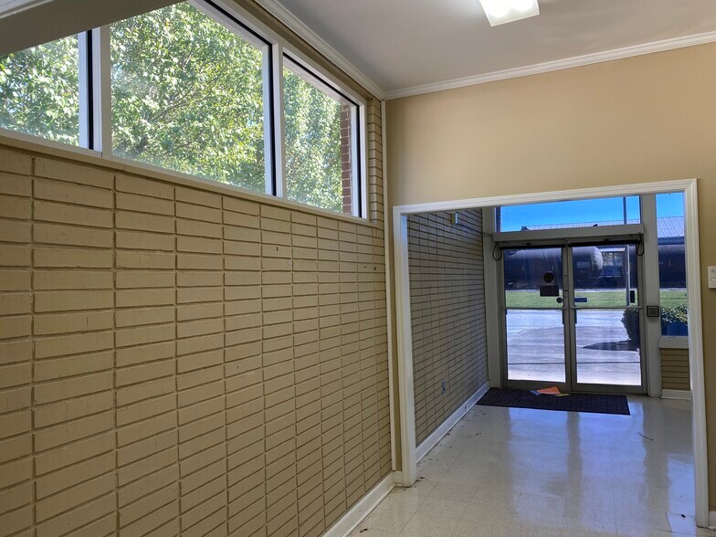 More Photos Of 110 N Cleveland St, Kershaw Office For Sale