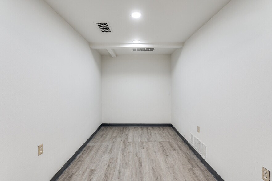 More Photos Of 8230-8238 Lovett Ave, Dallas Warehouse For Lease