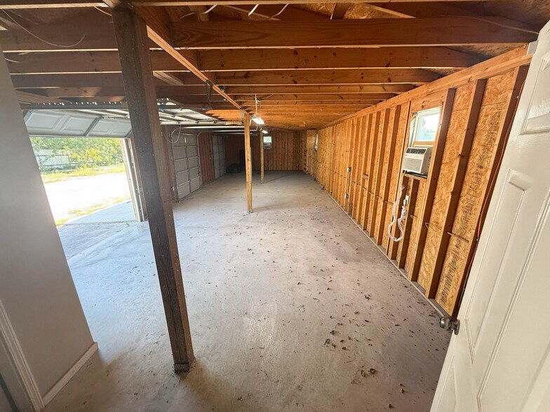 More Photos Of 2502 County Road 172, Round Rock Showroom For Lease