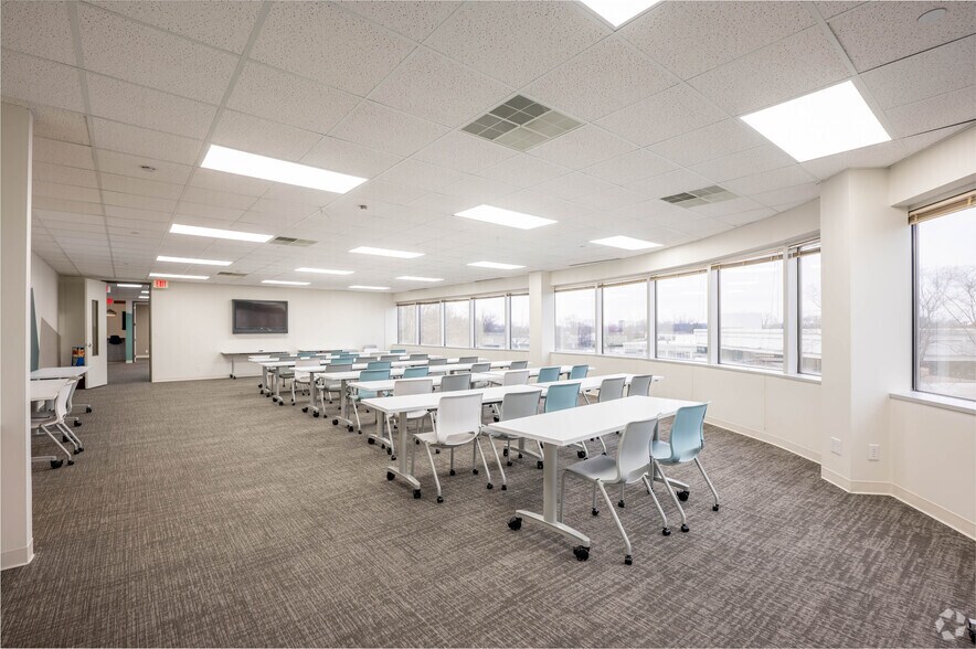 More Photos Of 3905 Vincennes Rd, Indianapolis Office For Lease