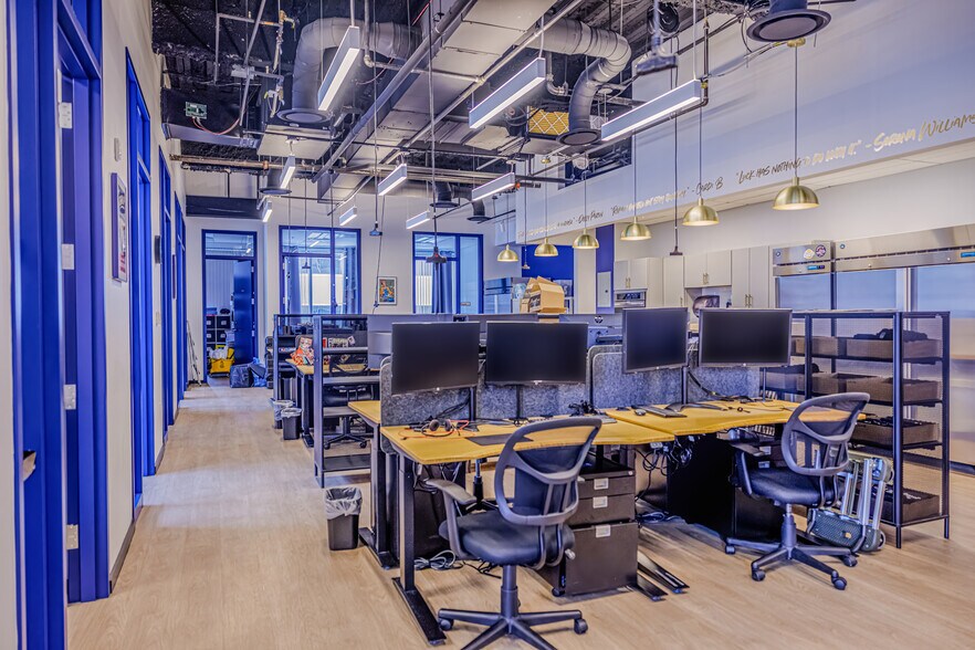 More Photos Of 300 W Pratt St, Baltimore Office For Sale