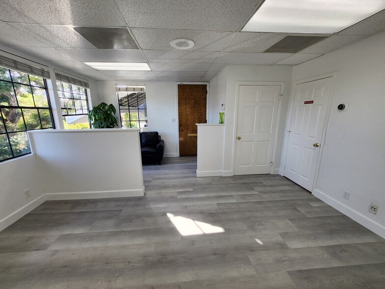 More Photos Of 960 W 17th St, Santa Ana Office For Sale