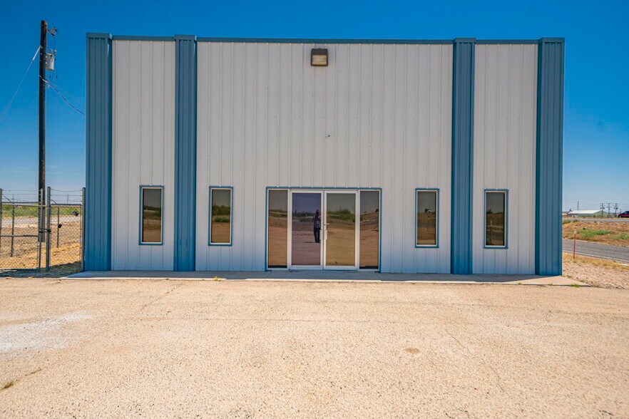 More Photos Of 850 W I-20, Penwell Warehouse For Lease