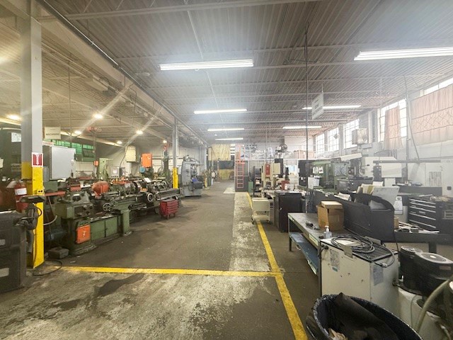 More Photos Of 4790 North Service Rd E, Windsor Distribution For Lease