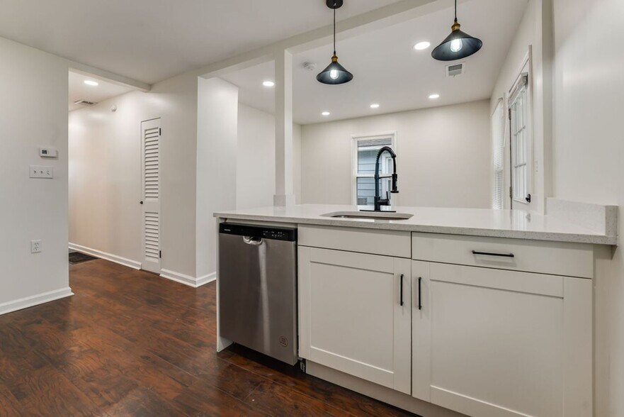 More Photos Of 2550 Broadway St, New Albany Apartments For Sale