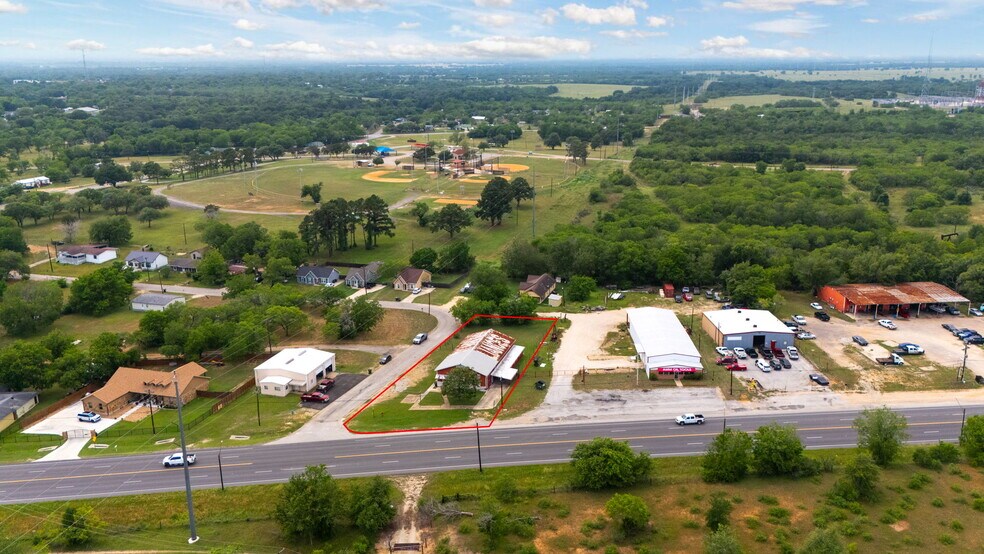 More Photos Of 805 N Magnolia Ave, Luling Flex For Sale