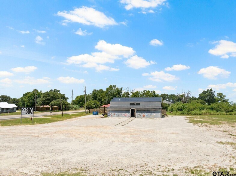 More Photos Of 908 W Broadway St, Winnsboro Flex For Sale