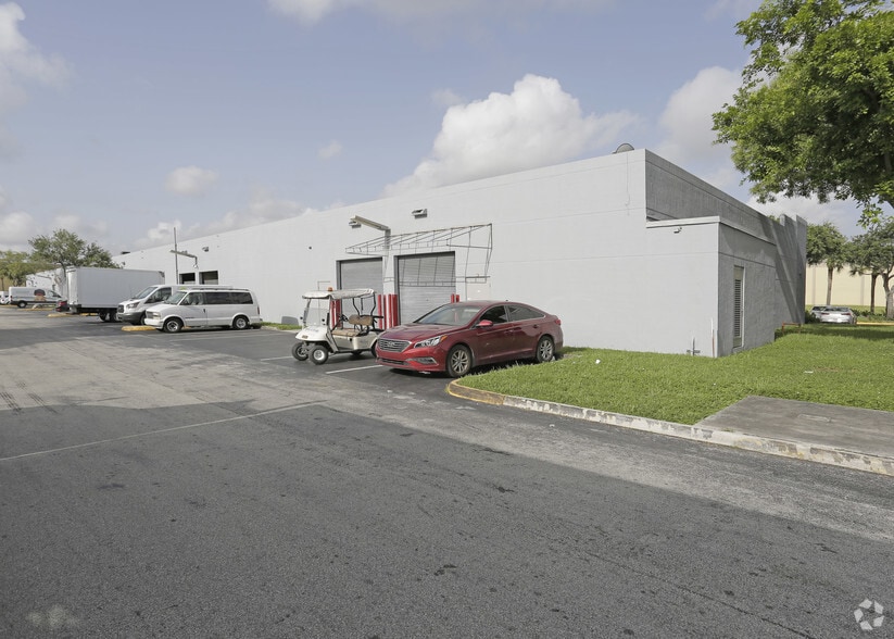 More Photos Of 1701-1923 NW 82nd Ave, Miami Flex For Lease