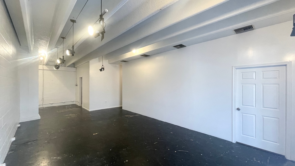 More Photos Of 7031 Ray Bon Dr, San Antonio Storefront Retail Office For Lease