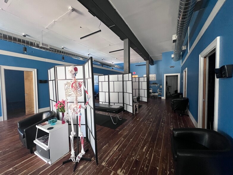 More Photos Of 372 S Main St, Memphis Storefront Retail Office For Sale