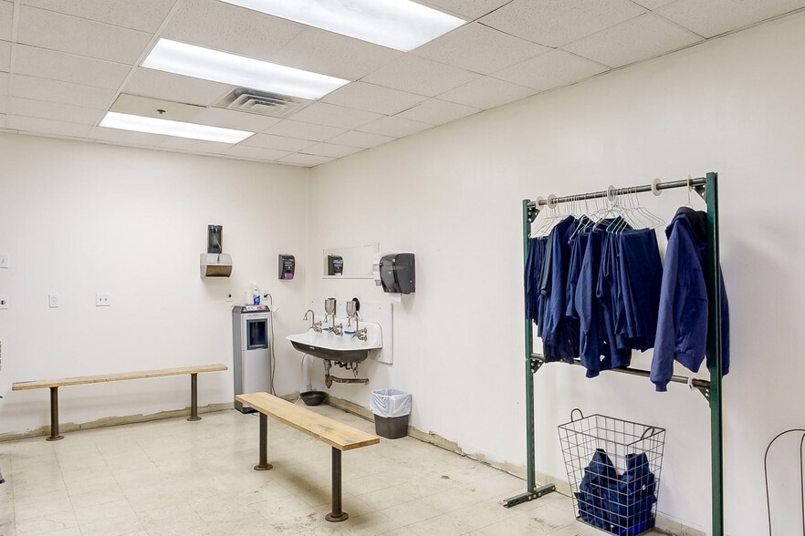 More Photos Of 1 Nablus Rd, Wakefield Distribution For Lease