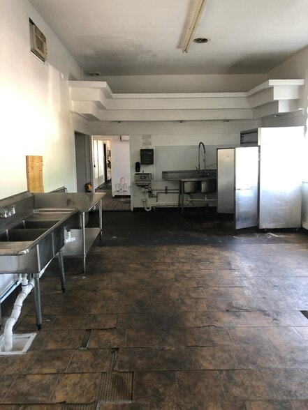 More Photos Of 212 S Church St, Hendersonville Restaurant For Lease
