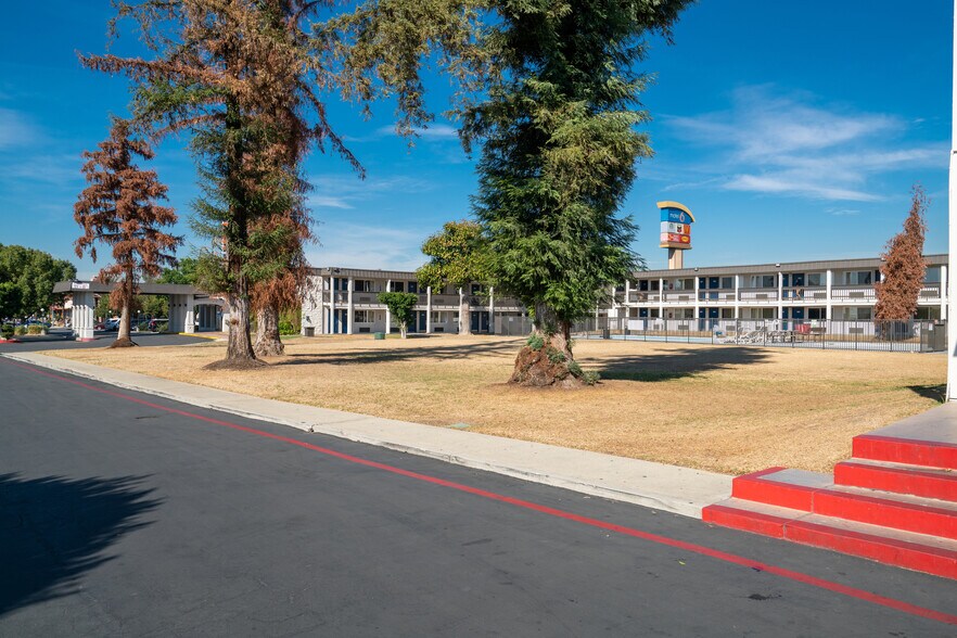 More Photos Of 840 S Indian Hill Blvd, Claremont Hotel For Sale