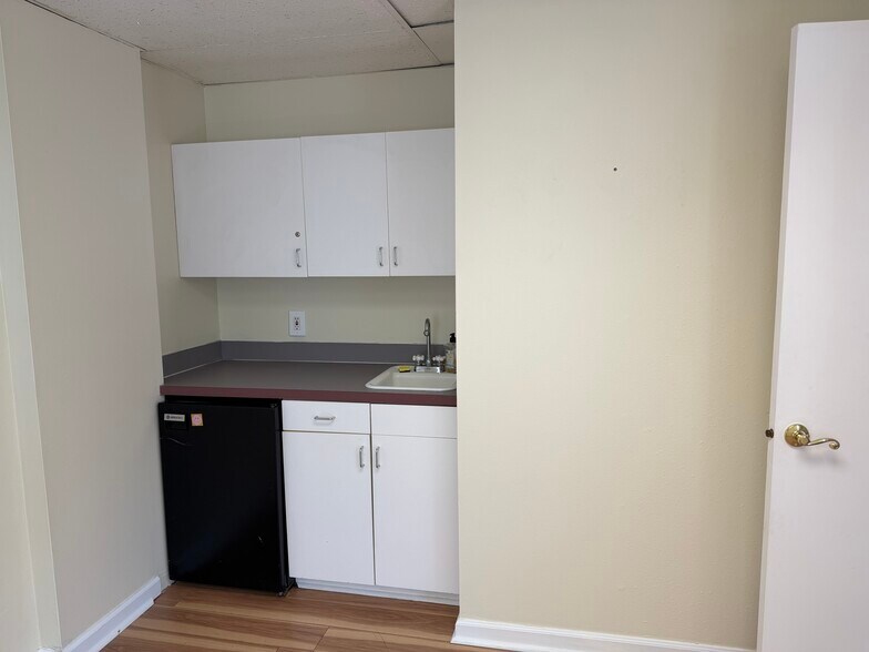 More Photos Of 1000 Willagillespie Rd, Eugene Office For Lease