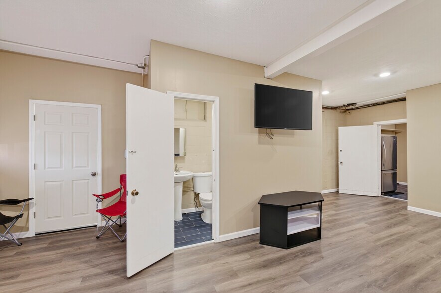 More Photos Of 8708 N 28th Ave, Omaha Service For Sale