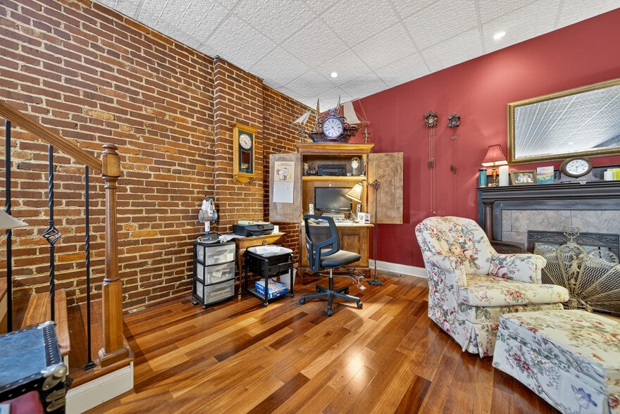 More Photos Of 109 7th Ave E, Springfield Flex For Sale