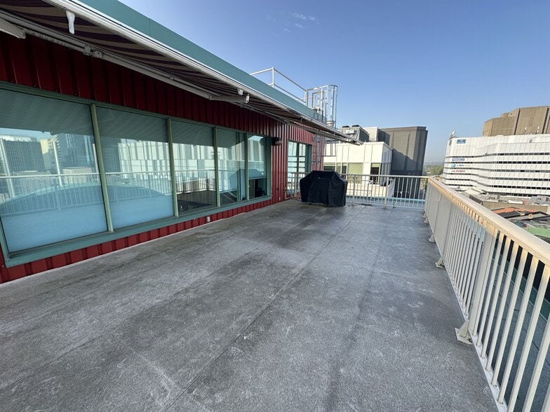 More Photos Of 141 Dundas St, London Office For Sale