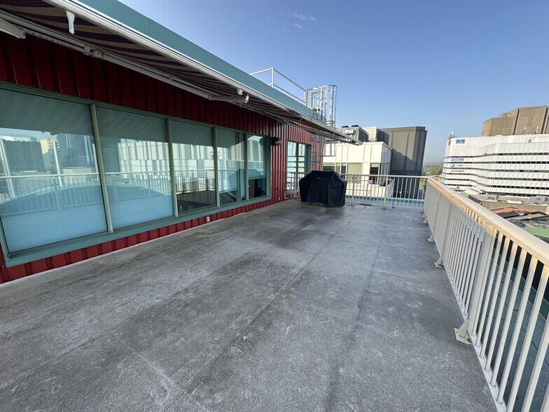 More Photos Of 141 Dundas St, London Office For Lease