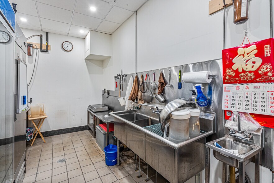More Photos Of 208 Grand St, New York Apartments For Lease