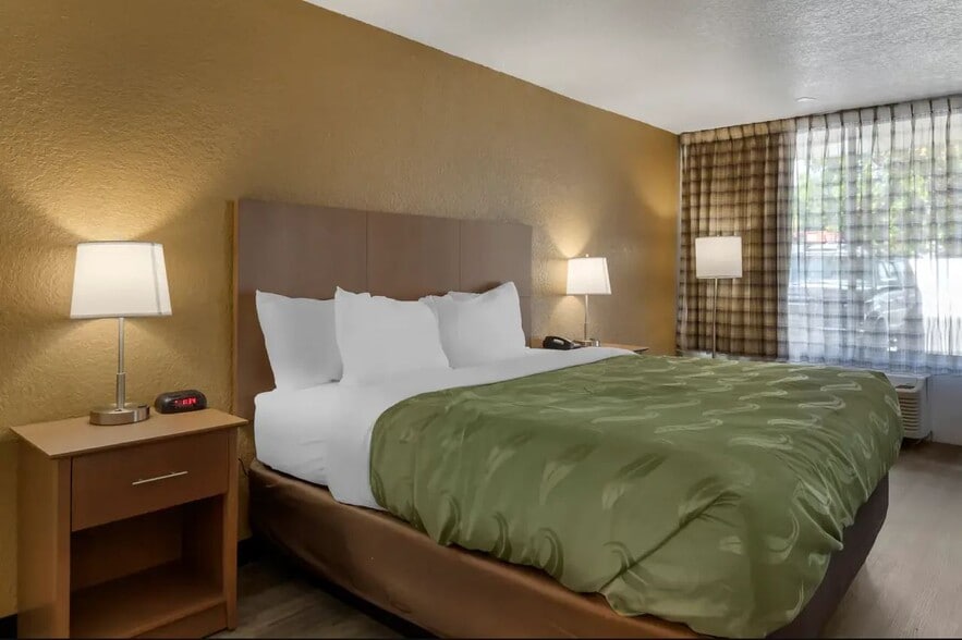 More Photos Of 2595 54th Ave N, Saint Petersburg Hotel For Sale