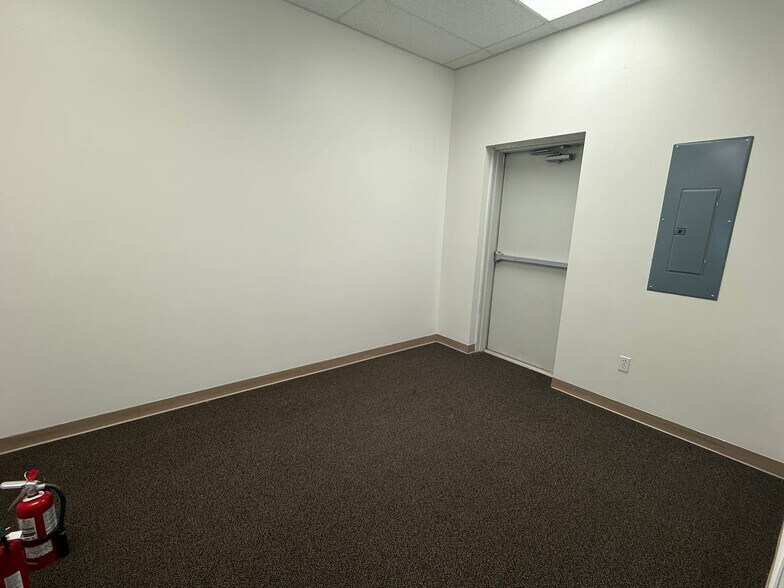 More Photos Of 19295 N 3rd St, Covington Office For Lease
