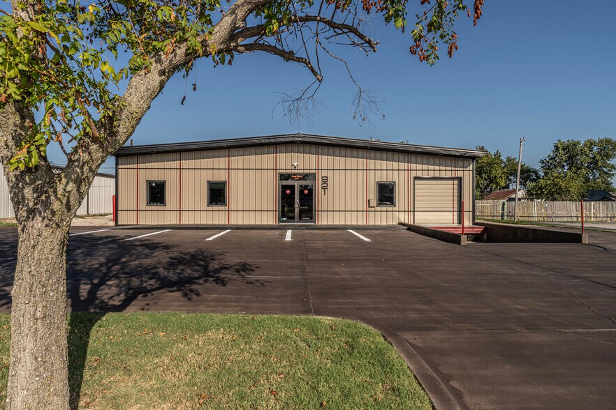 Primary Photo Of 921 N Lahoma Ave, Norman Light Manufacturing For Sale