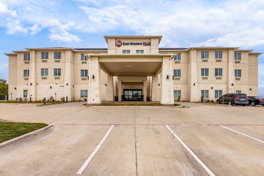 More Photos Of 3135 Goodnight Blvd, Wills Point Hotel For Sale