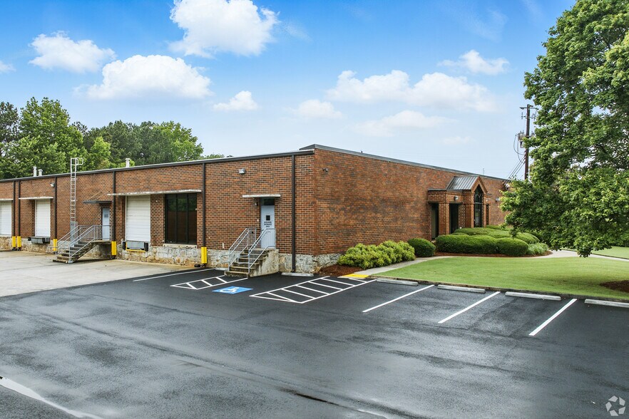 Primary Photo Of 1532 Stone Ridge Dr, Stone Mountain Warehouse For Lease
