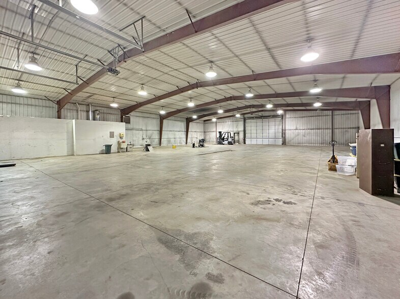 More Photos Of 4015 11th Ave SE, Minot Service For Sale