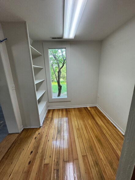 More Photos Of 1103 Fabyan Pkwy, Geneva Manufacturing For Lease