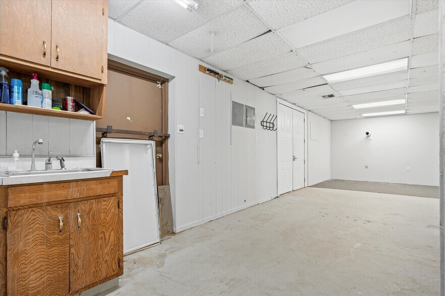 More Photos Of 203 N Spring St, Grand Saline Office For Sale