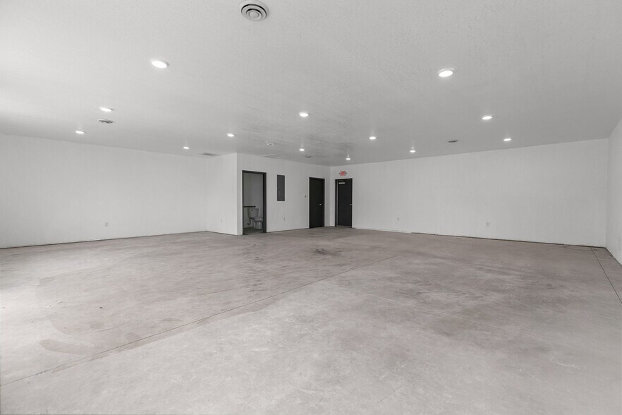 More Photos Of 1186 N Shawano St, New London General Retail For Lease