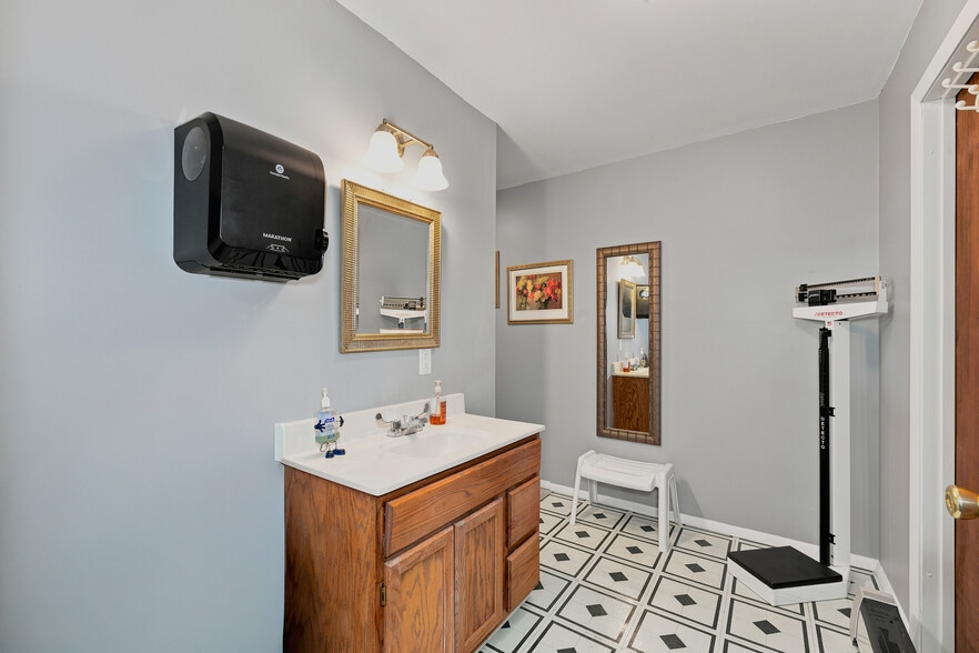 More Photos Of 20 Town Sq, Greenwood Health Club For Sale