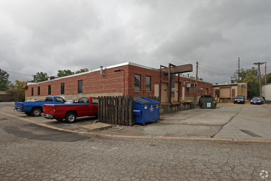 More Photos Of 3047 Bartold Ave, Maplewood Warehouse For Lease