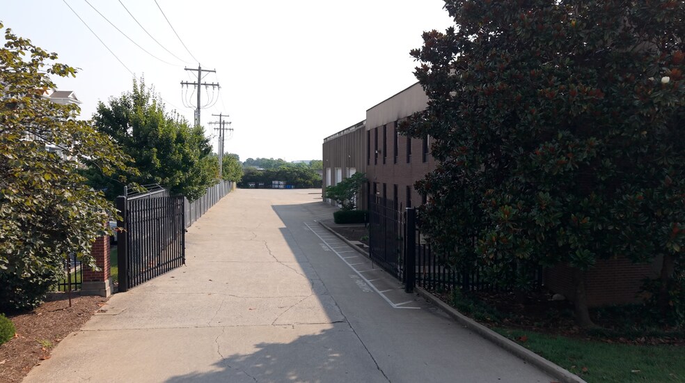 More Photos Of 475 Angliana Ave, Lexington Warehouse For Lease
