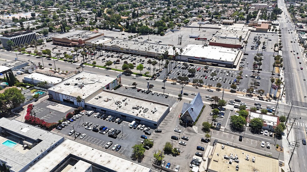 More Photos Of 16909-16933 Devonshire St, Granada Hills Unknown For Lease